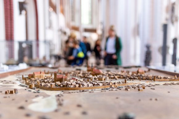 Punkten Sie mit der tollen Lage nahe der factory Nikolaikirche. Perfekt als Praxis oder Ausstellungsräume.