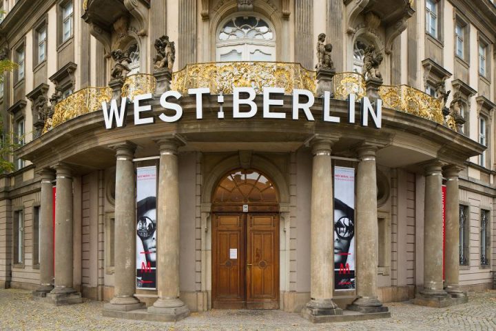 Eingangsbereich des Ephraim-Palais mit Leuchtschrift &quot;West:Berlin&quot;