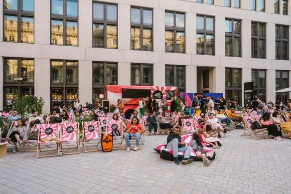 Im Schl&uuml;terhof befinden sich Sitzgelegenheiten des Kultursommerfestivals