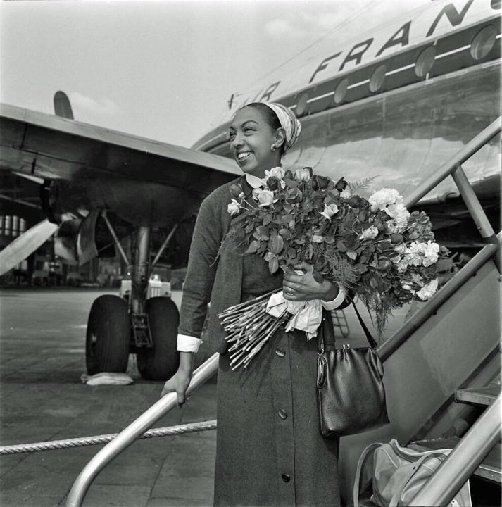 Josephine Baker mit Blumenstrau&szlig; vor Air-France-Maschine am Flughafen Tempelhof