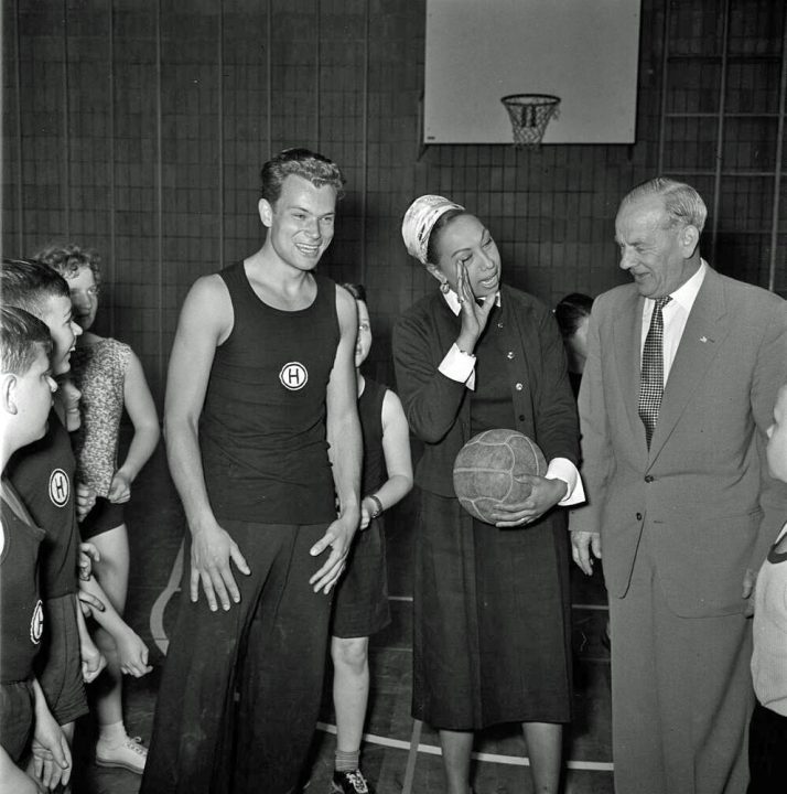 Josephine Baker mit Sch&uuml;lern und Bezirksb&uuml;rgermeister Maseck beim Besuch der Turnhalle der Berliner Hansa-Schule